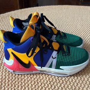 RARE Nike LeBron Witness 7 Size 6Y Very Nice!